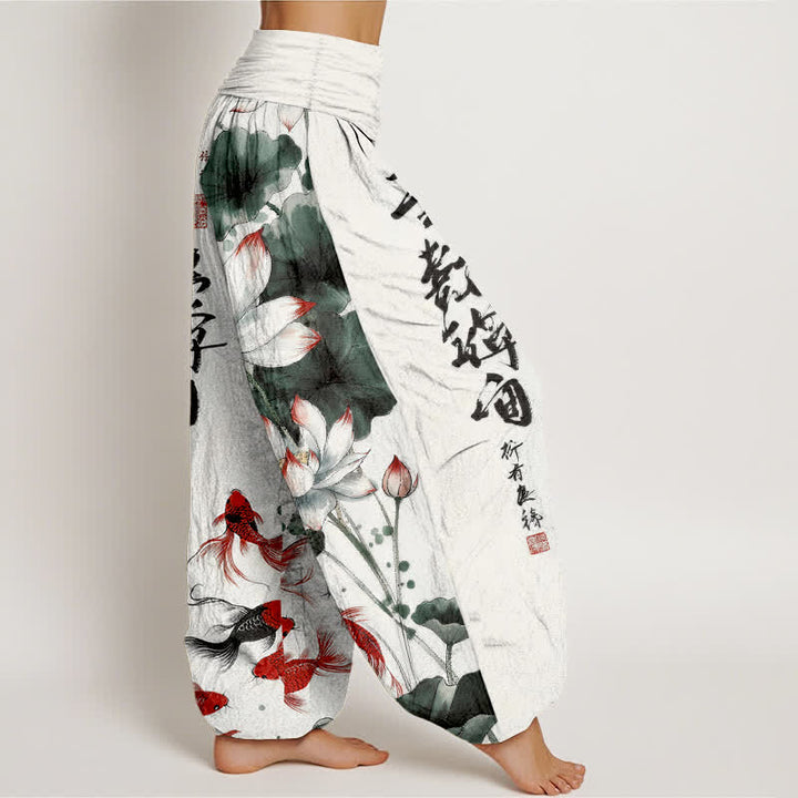 Buddha Stones Pantalones harem de mujer con cintura elástica y estampado de caligrafía en tinta de pez koi rojo y loto de algodón. - image 2