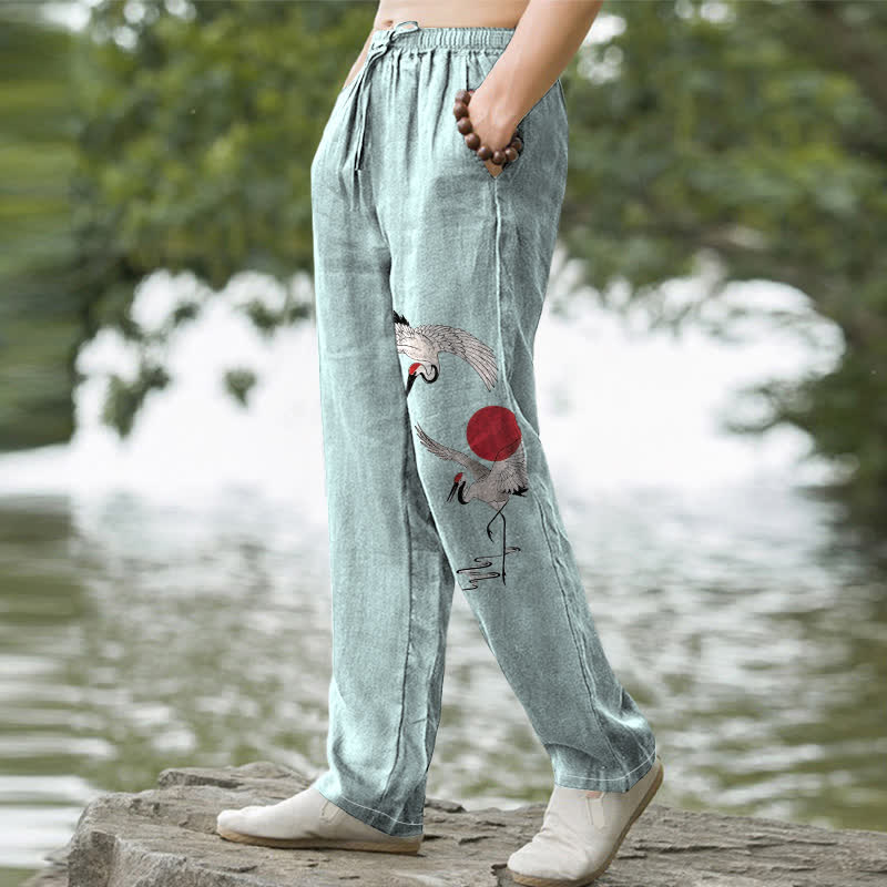 Buddha Stones Pantalones de hombre de algodón con estampado de grullas y sol rojo, corte ajustado y bolsillos. - image 7