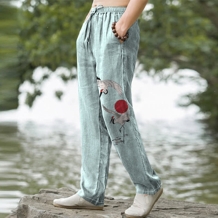 Buddha Stones Pantalones de hombre de algodón con estampado de grullas y sol rojo, corte ajustado y bolsillos. - image 7