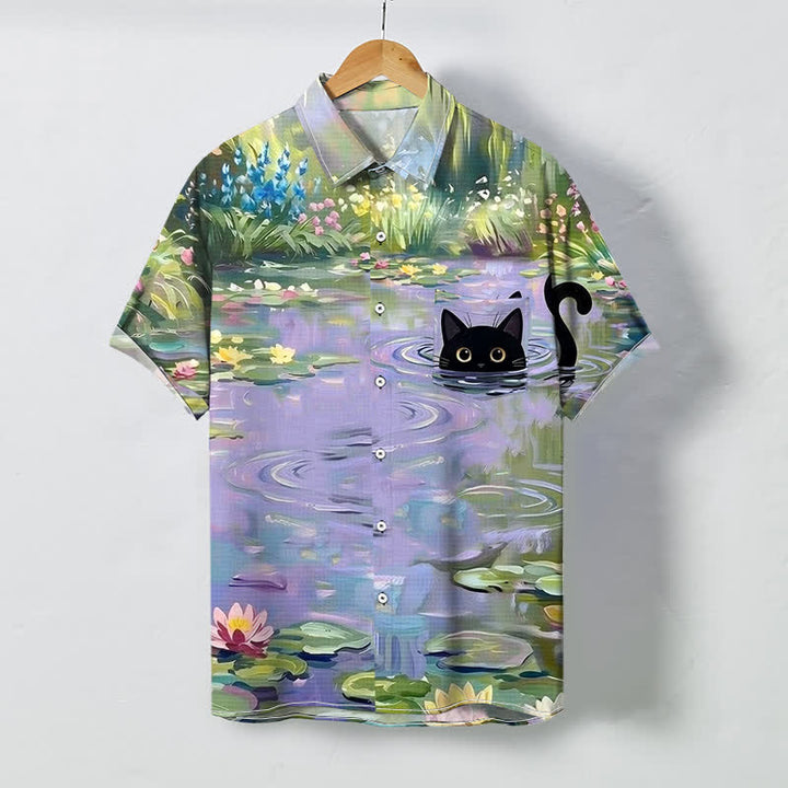 Buddha Stones Camisa transpirable de manga corta para hombre con estampado de lirios de agua y gato negro. - Lavanda - US/UK/AU48, UE58 (4XL) - image 0