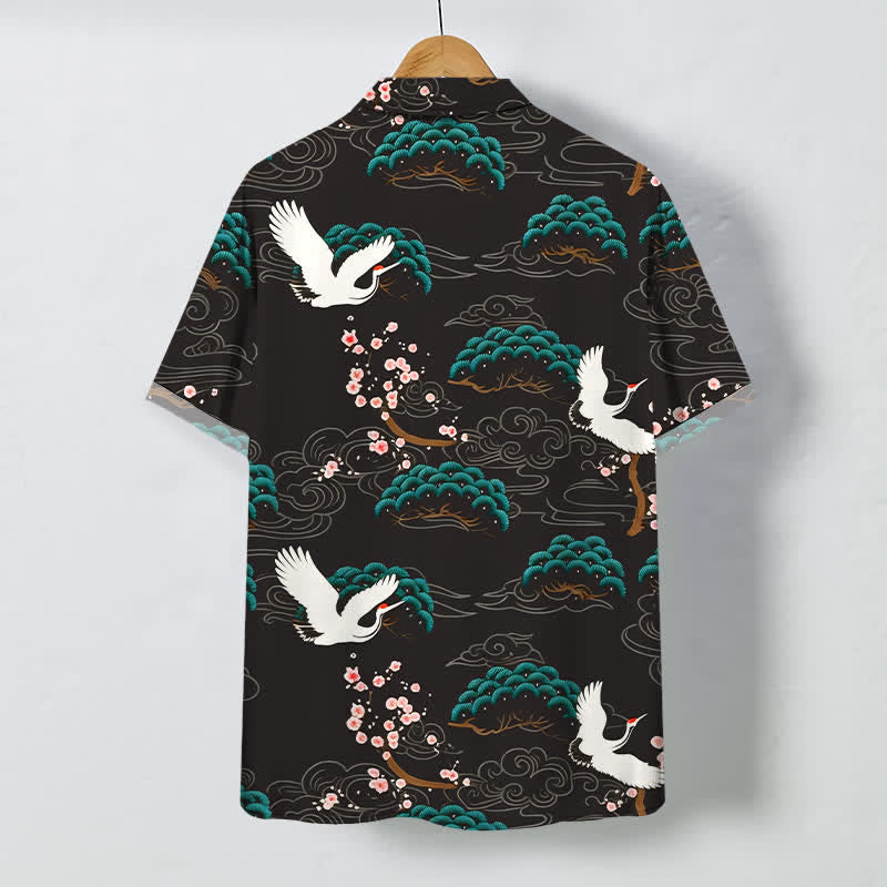 Buddha Stones Camisa transpirable de manga corta para hombre con estampado de nubes, flores de pino y grullas. - image 1