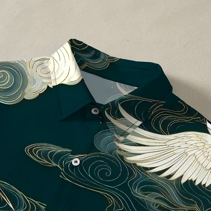 Buddha Stones Camisa de manga corta para hombre resistente a las arrugas con botones y estampado de nubes auspiciosas y grullas de corona roja en vuelo. - image 2