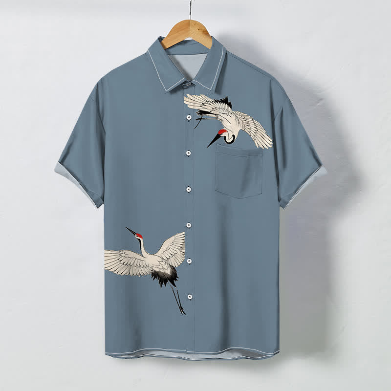 Buddha Stones Camisa transpirable de manga corta para hombre con botones y estampado de grulla blanca en pleno vuelo. - Azul acero claro - US/UK/AU48, UE58 (4XL) - image 0
