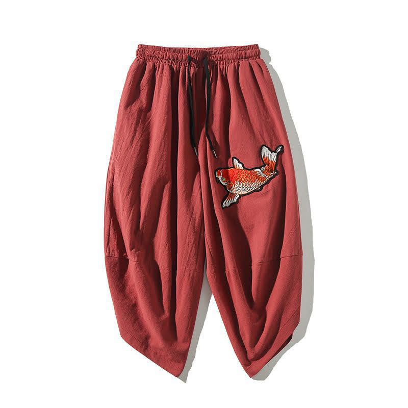 Buddha Stones Pantalones capri estilo Tang de verano con cordón y estampado de peces koi, pantalones harem para hombre con bolsillo - Rojo indio - US/UK/AU46, EU56 (5XL) - image 0