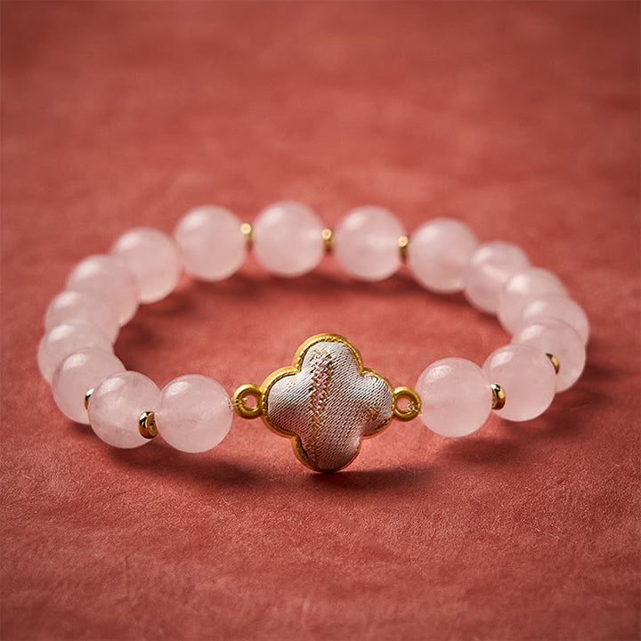Buddha Stones Pulsera con dije de trébol de cuatro hojas de brocado de cuarzo rosa y bendición, hecha a mano. - Cuarzo rosa (mismo tono de color, el patrón varía) - image 0