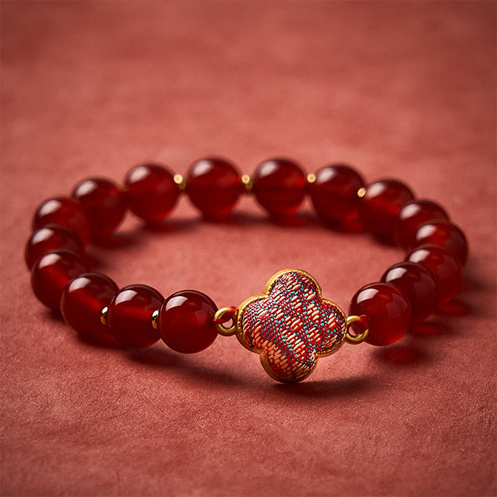 Buddha Stones Pulsera con dije de trébol de cuatro hojas de brocado de ágata roja y bendición - Ágata roja (mismo tono de color, el patrón varía) - image 0