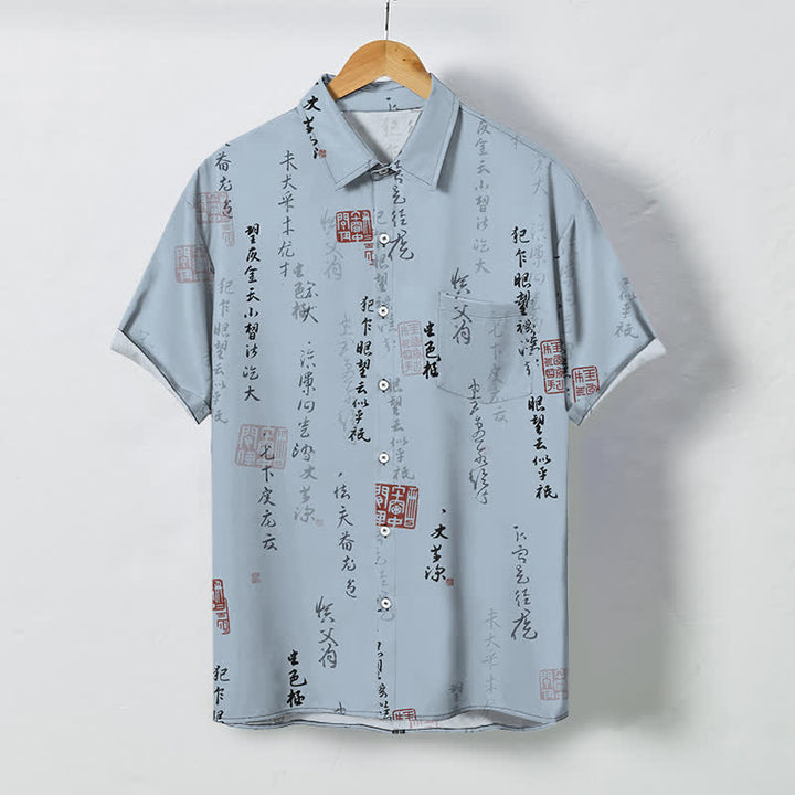 Buddha Stones Camisa transpirable de manga corta para hombre con botones y estampado de sello rojo y caligrafía china - Azul acero claro - US/UK/AU48, UE58 (4XL) - image 0