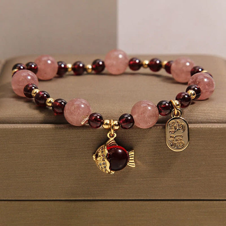 Buddha Stones Pulsera curativa con granate, cuarzo fresa y pez koi, personaje Fu. - Peces Koi (Éxito ♥ Determinación) - image 0