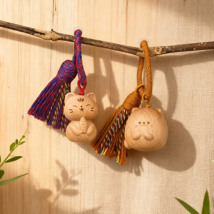 Buddha Stones Llaveros con borla de gato de la suerte, tallados a mano en madera clara. - image 0