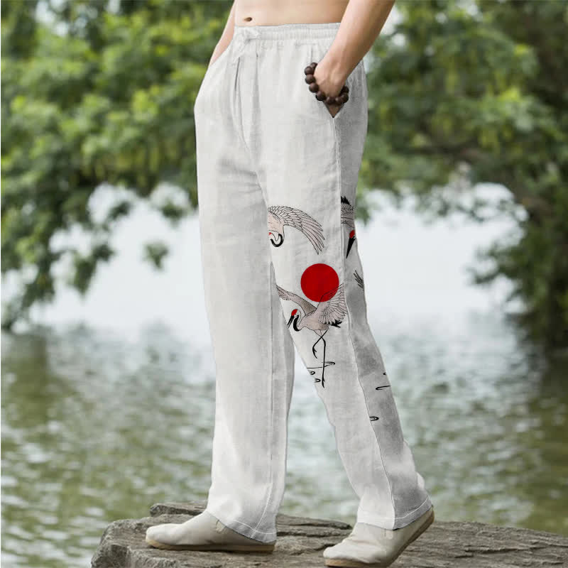 Buddha Stones Pantalones de hombre de algodón con estampado de grullas y sol rojo, corte ajustado y bolsillos. - image 1