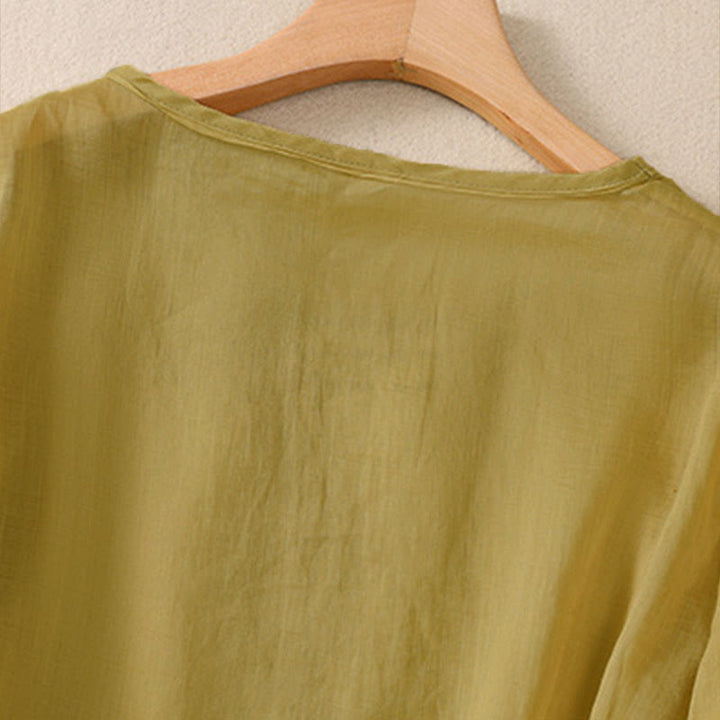 Camiseta de mujer con cuello redondo y mangas abullonadas, diseño floral liso y artístico de Buddha Stones. - image 15
