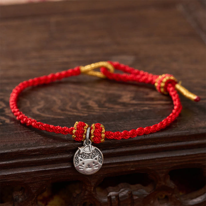 Buddha Stones Colgante redondo de plata de ley 925 con gatito comiendo pescado, símbolo de prosperidad, con pulsera trenzada de hilo rojo y negro. - Rojo (circunferencia de la muñeca: 14-18 cm) - image 0