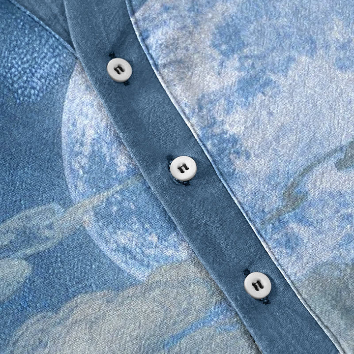 Buddha Stones Camisa de manga corta con medio botón para hombre, de algodón, con estampado de luna, nube y montaña. - image 8