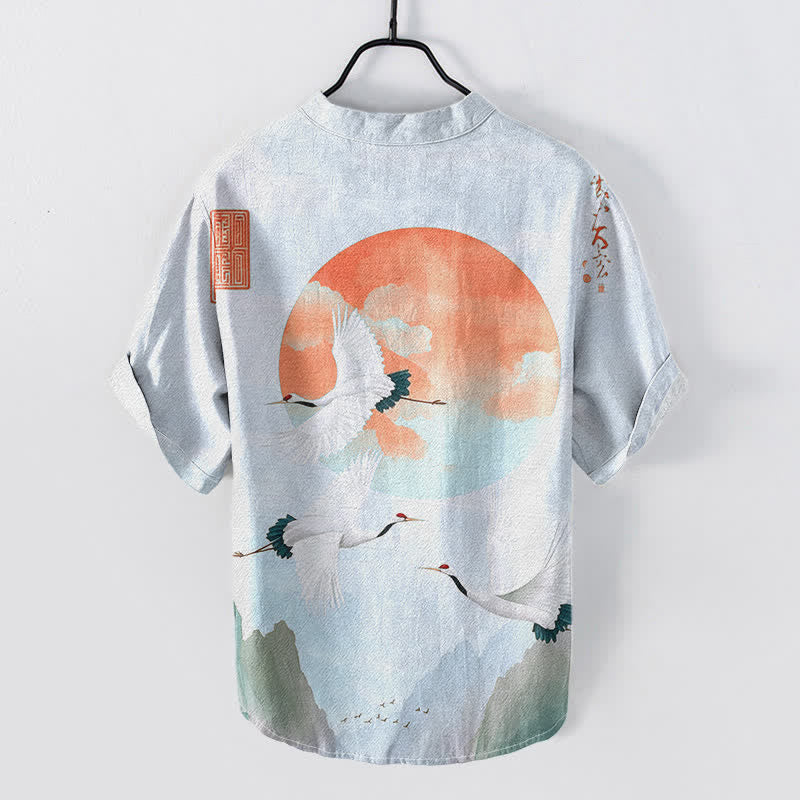 Buddha Stones Camisa de manga corta con medio botón para hombre, de algodón, con estampado de grullas volando y sol rojo. - image 4