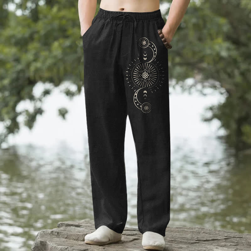 Buddha Stones Pantalones de hombre de algodón con estampado de mandala de fases lunares, corte ajustado y bolsillos. - Negro - US/UK/AU50, EU60 (5XL) - image 0