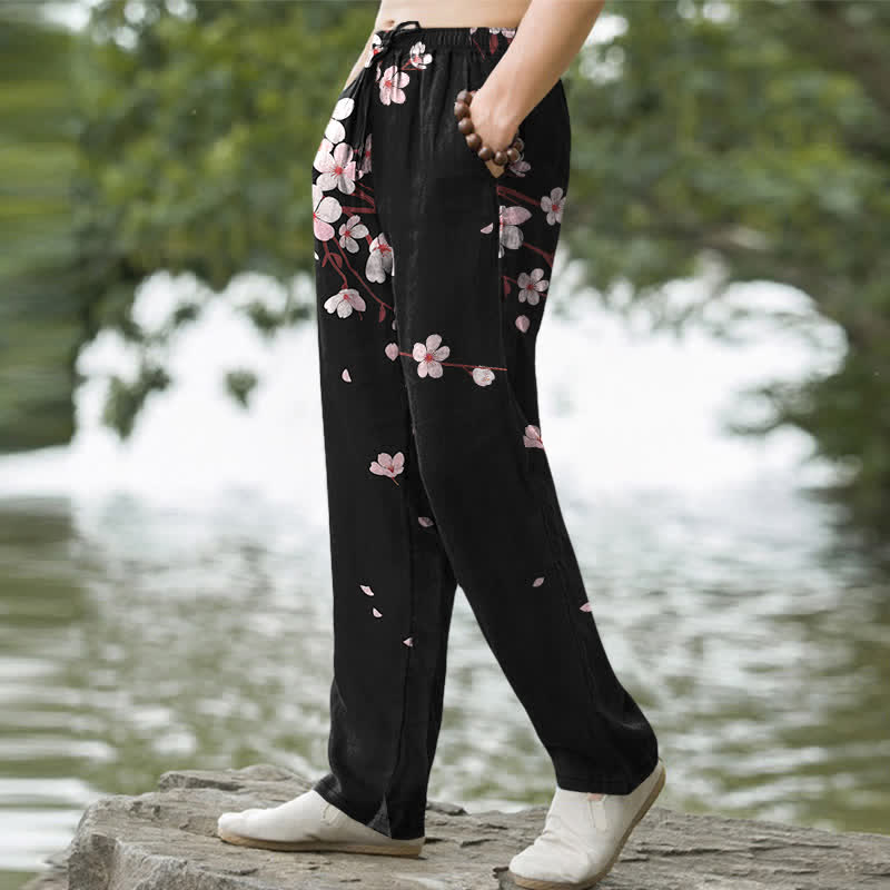 Buddha Stones Pantalones de hombre de algodón rosa con estampado de flores de cerezo y corte ajustado, con bolsillos. - image 1
