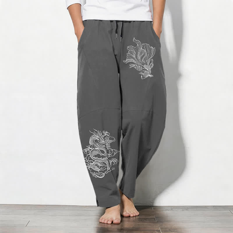 Buddha Stones Pantalones de hombre de algodón puro con estampado de dragones koi, cordón ajustable y corte cónico, con bolsillos. - Gris oscuro - US/UK/AU50, EU60 (5XL) - image 7