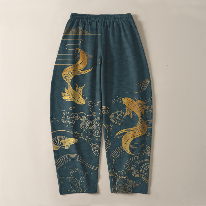 Buddha Stones Pantalones de hombre de algodón puro con estampado de olas y peces koi dorados, cordón ajustable y corte cónico, con bolsillos. - image 14