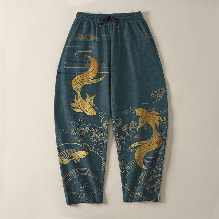 Buddha Stones Pantalones de hombre de algodón puro con estampado de olas y peces koi dorados, cordón ajustable y corte cónico, con bolsillos. - image 13