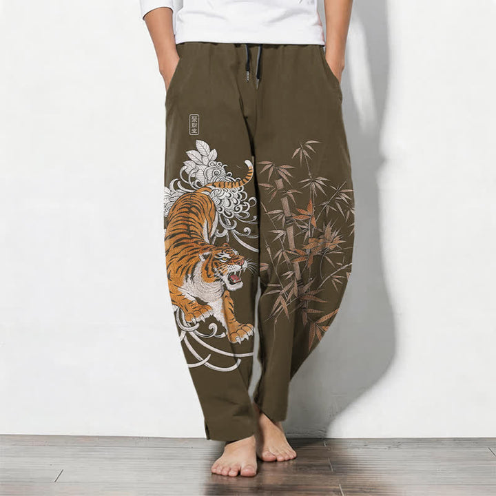 Buddha Stones Pantalones de hombre de algodón puro con estampado de tigre rugiente y bambú, con cordón ajustable y bolsillos. - Aceituna - US/UK/AU50, EU60 (5XL) - image 0