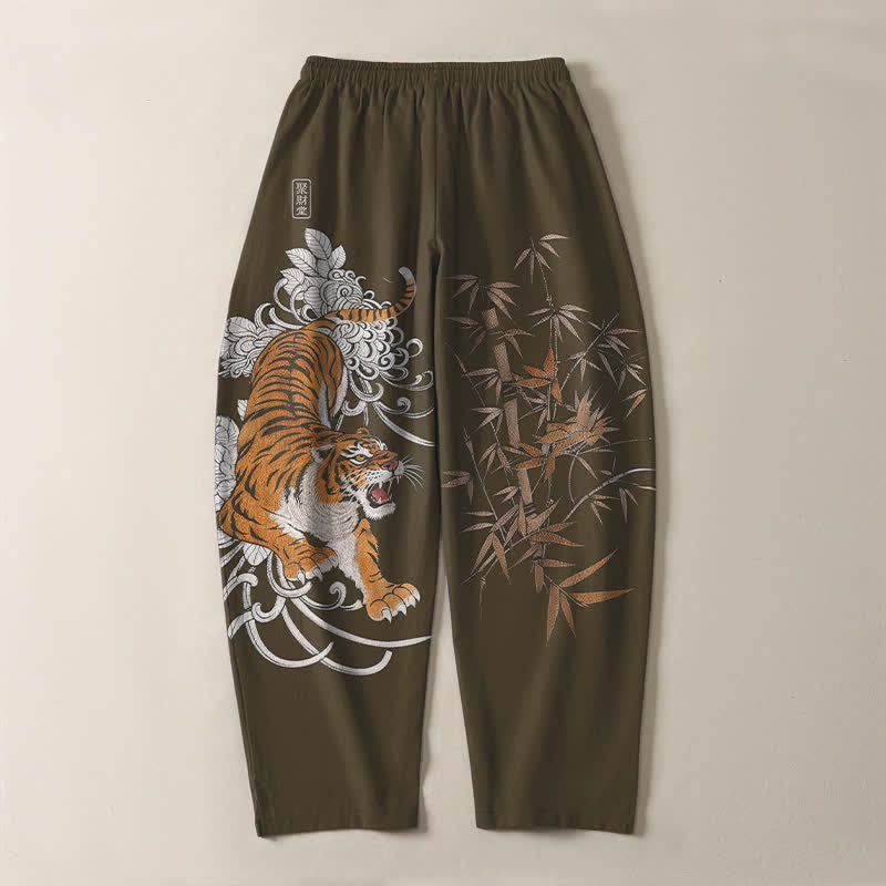 Buddha Stones Pantalones de hombre de algodón puro con estampado de tigre rugiente y bambú, con cordón ajustable y bolsillos. - image 3