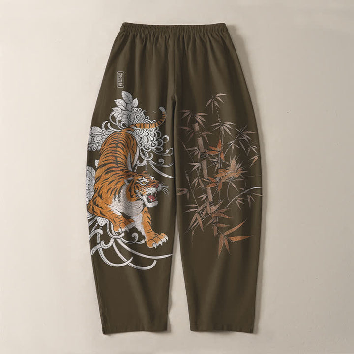 Buddha Stones Pantalones de hombre de algodón puro con estampado de tigre rugiente y bambú, con cordón ajustable y bolsillos. - image 3
