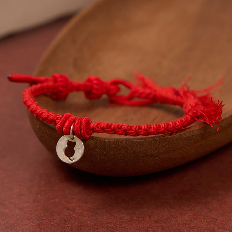 Buddha Stones Pulsera con dije de plata de ley 925 con diseño redondo hueco y diseño de gato protector de hilo rojo. - image 1