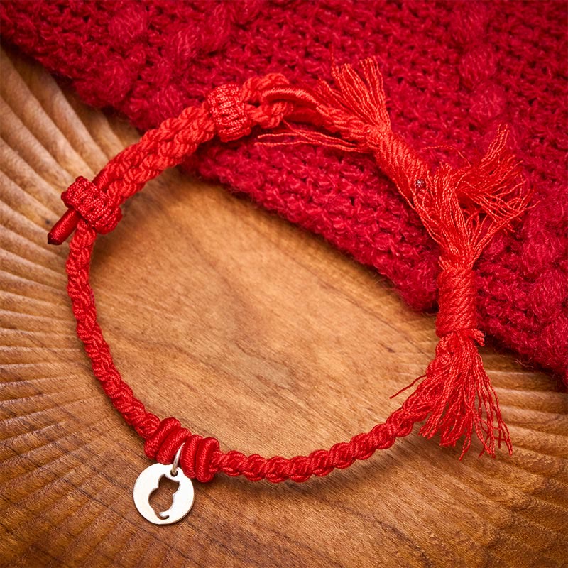 Buddha Stones Pulsera con dije de plata de ley 925 con diseño redondo hueco y diseño de gato protector de hilo rojo. - Rojo (circunferencia de la muñeca: 14-17 cm) - image 0