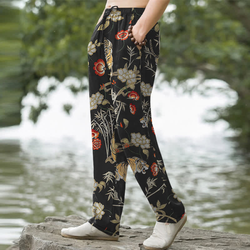 Buddha Stones Pantalones de hombre de algodón con estampado floral de bambú y diseño de tigre, corte ajustado y bolsillos. - image 1