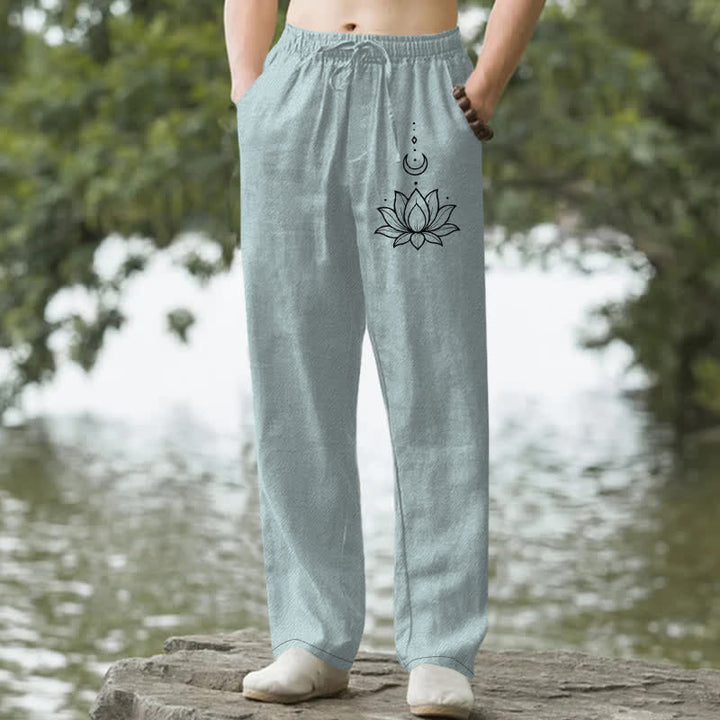 Buddha Stones Pantalones de hombre de algodón con estampado de loto y luna, corte ajustado y bolsillos. - Azul claro - US/UK/AU50, EU60 (5XL) - image 0