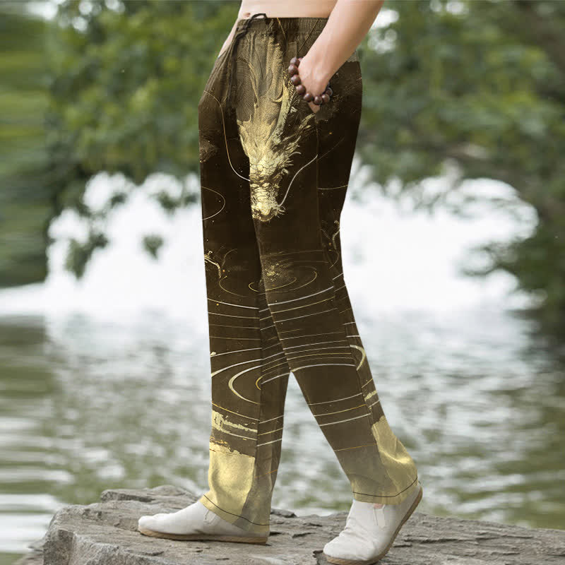 Buddha Stones Pantalones de hombre de algodón con estampado de ondas de dragón dorado y corte ajustado, con bolsillos. - image 7