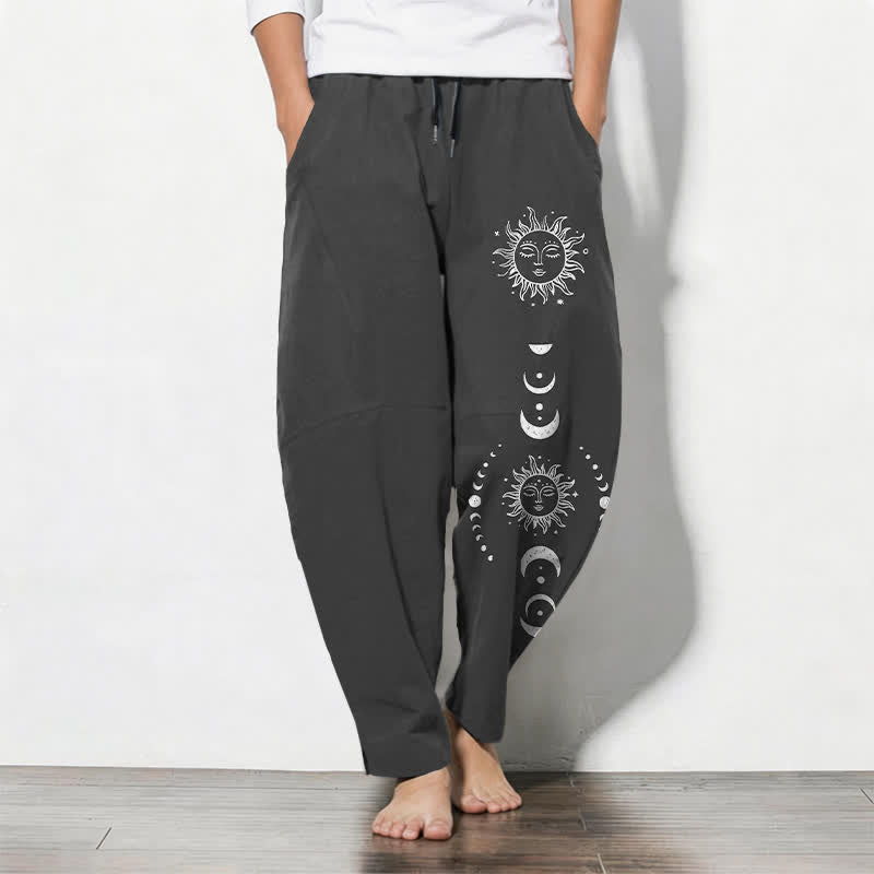 Buddha Stones Pantalones de hombre de algodón puro con estampado de fases lunares y cordón ajustable, corte cónico y bolsillos. - Negro - US/UK/AU50, EU60 (5XL) - image 0