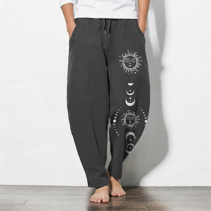 Buddha Stones Pantalones de hombre de algodón puro con estampado de fases lunares y cordón ajustable, corte cónico y bolsillos. - Negro - US/UK/AU50, EU60 (5XL) - image 0