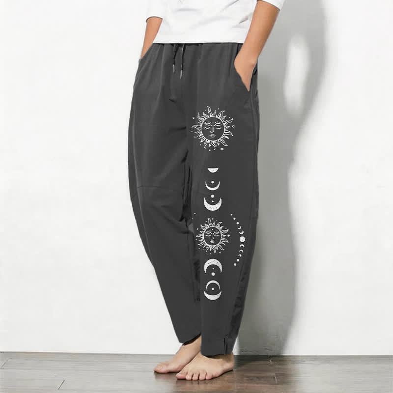 Buddha Stones Pantalones de hombre de algodón puro con estampado de fases lunares y cordón ajustable, corte cónico y bolsillos. - image 1