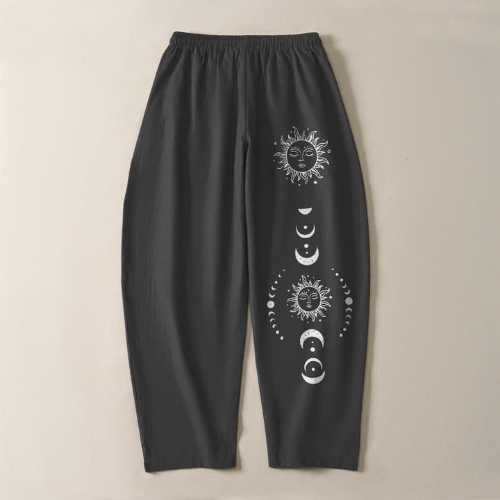 Buddha Stones Pantalones de hombre de algodón puro con estampado de fases lunares y cordón ajustable, corte cónico y bolsillos. - image 3