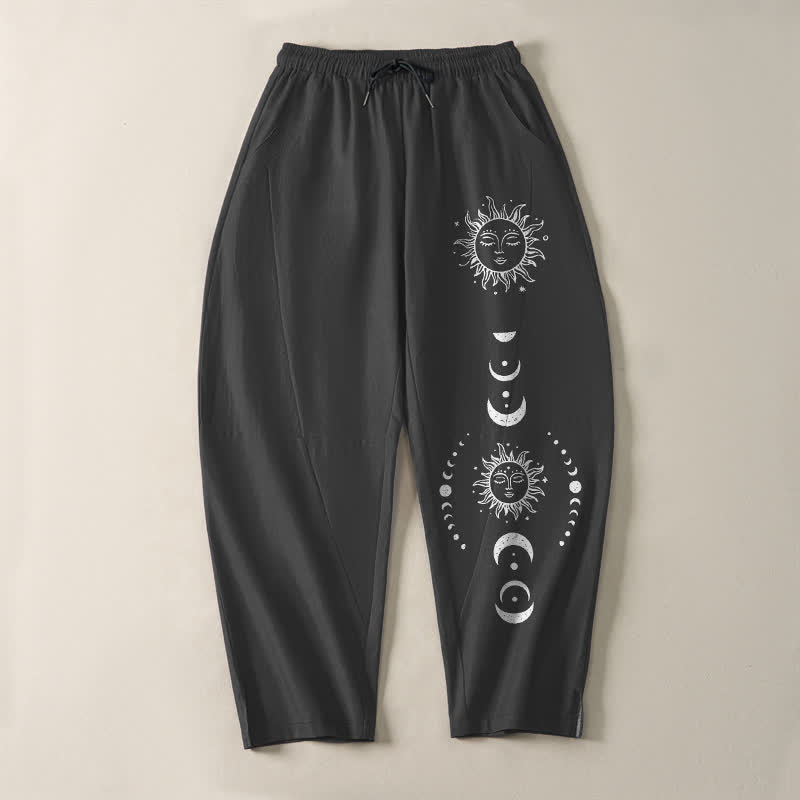 Buddha Stones Pantalones de hombre de algodón puro con estampado de fases lunares y cordón ajustable, corte cónico y bolsillos. - image 2