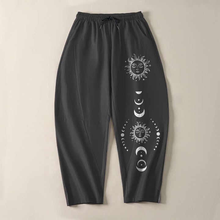 Buddha Stones Pantalones de hombre de algodón puro con estampado de fases lunares y cordón ajustable, corte cónico y bolsillos. - image 2