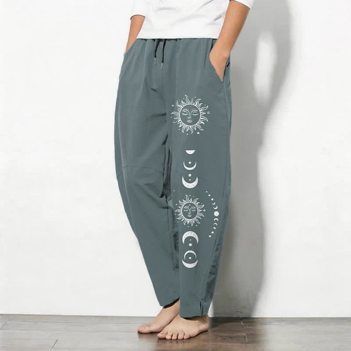 Buddha Stones Pantalones de hombre de algodón puro con estampado de fases lunares y cordón ajustable, corte cónico y bolsillos. - image 12