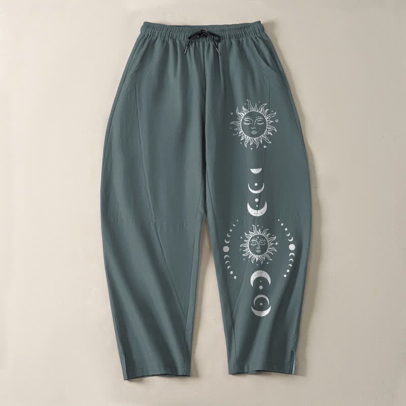 Buddha Stones Pantalones de hombre de algodón puro con estampado de fases lunares y cordón ajustable, corte cónico y bolsillos. - image 13