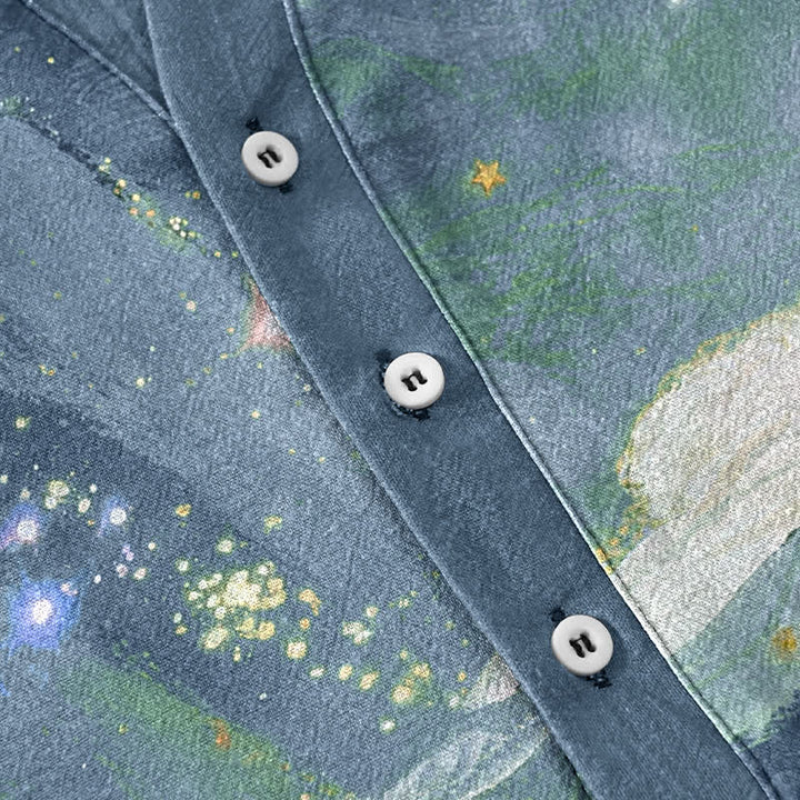Buddha Stones Camisa de manga corta con medio botón para hombre, de algodón con estampado de paisaje lavado a la tinta. - image 3