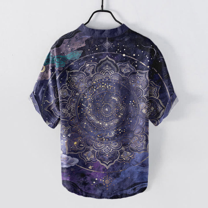 Buddha Stones Camisa de manga corta con medio botón para hombre, de algodón, con estampado de mandala dorado y galaxia. - image 1