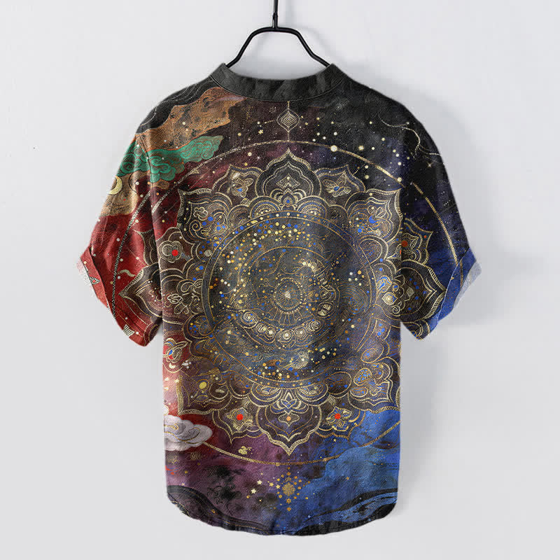 Buddha Stones Camisa de manga corta con medio botón para hombre, de algodón, con estampado de mandala dorado y galaxia. - image 6