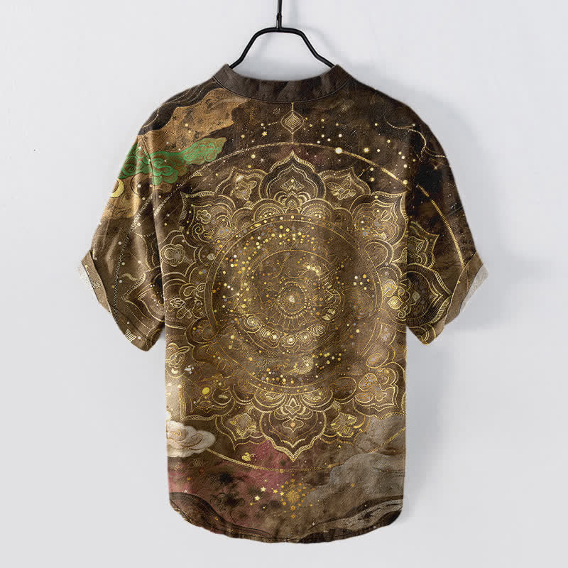 Buddha Stones Camisa de manga corta con medio botón para hombre, de algodón, con estampado de mandala dorado y galaxia. - image 8