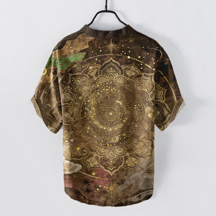 Buddha Stones Camisa de manga corta con medio botón para hombre, de algodón, con estampado de mandala dorado y galaxia. - image 8