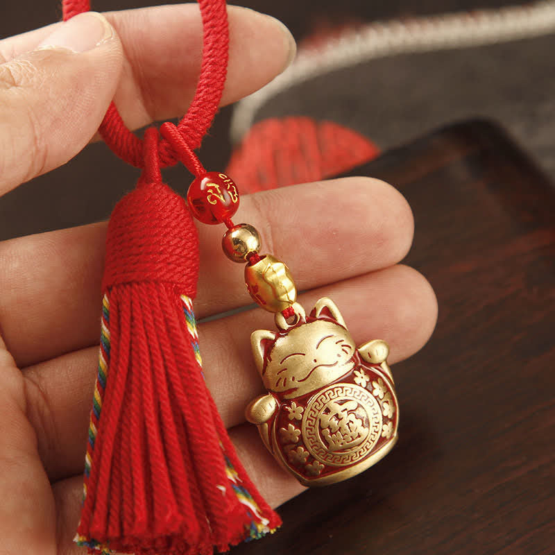 Buddha Stones Llaveros con borla de bendición de personaje Fu, de latón tejido a mano con cuerda roja. - Borla roja del Gato de la Suerte - image 0