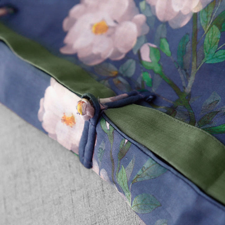 Vestido midi de manga corta con estampado de flores de granada, orquídeas y botones de rana, con abertura lateral y diseño de Buddha Stones. - image 17