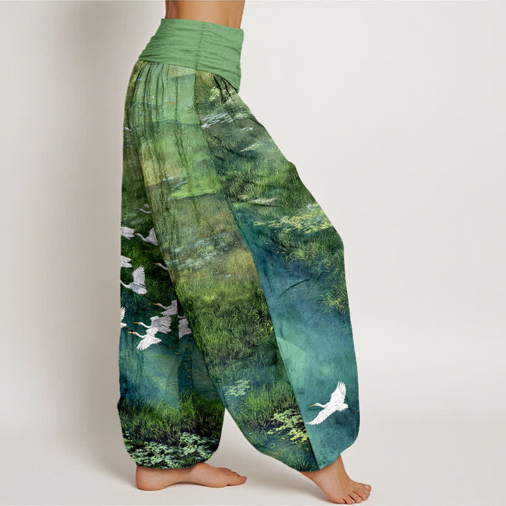 Buddha Stones Pantalones harem de mujer con cintura elástica y estampado de pájaros voladores en un lago de algodón. - image 1