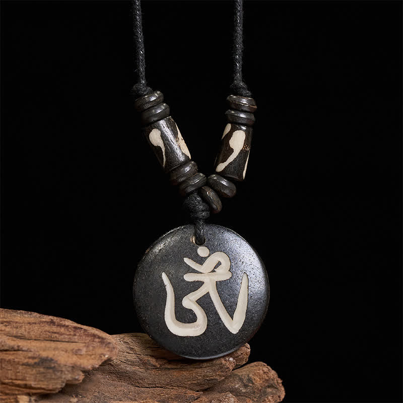 Buddha Stones Collar con colgante redondo tibetano OM de cuentas de hueso - OM (Conexión de atención plena ♥) - image 0