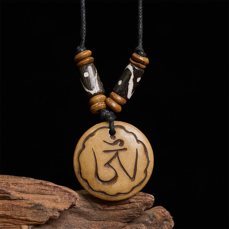 Buddha Stones Colgante tibetano de la compasión con cuentas de hueso talladas a mano con el símbolo OM. - image 1