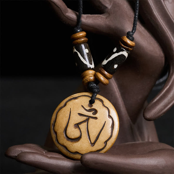Buddha Stones Colgante tibetano de la compasión con cuentas de hueso talladas a mano con el símbolo OM. - image 3